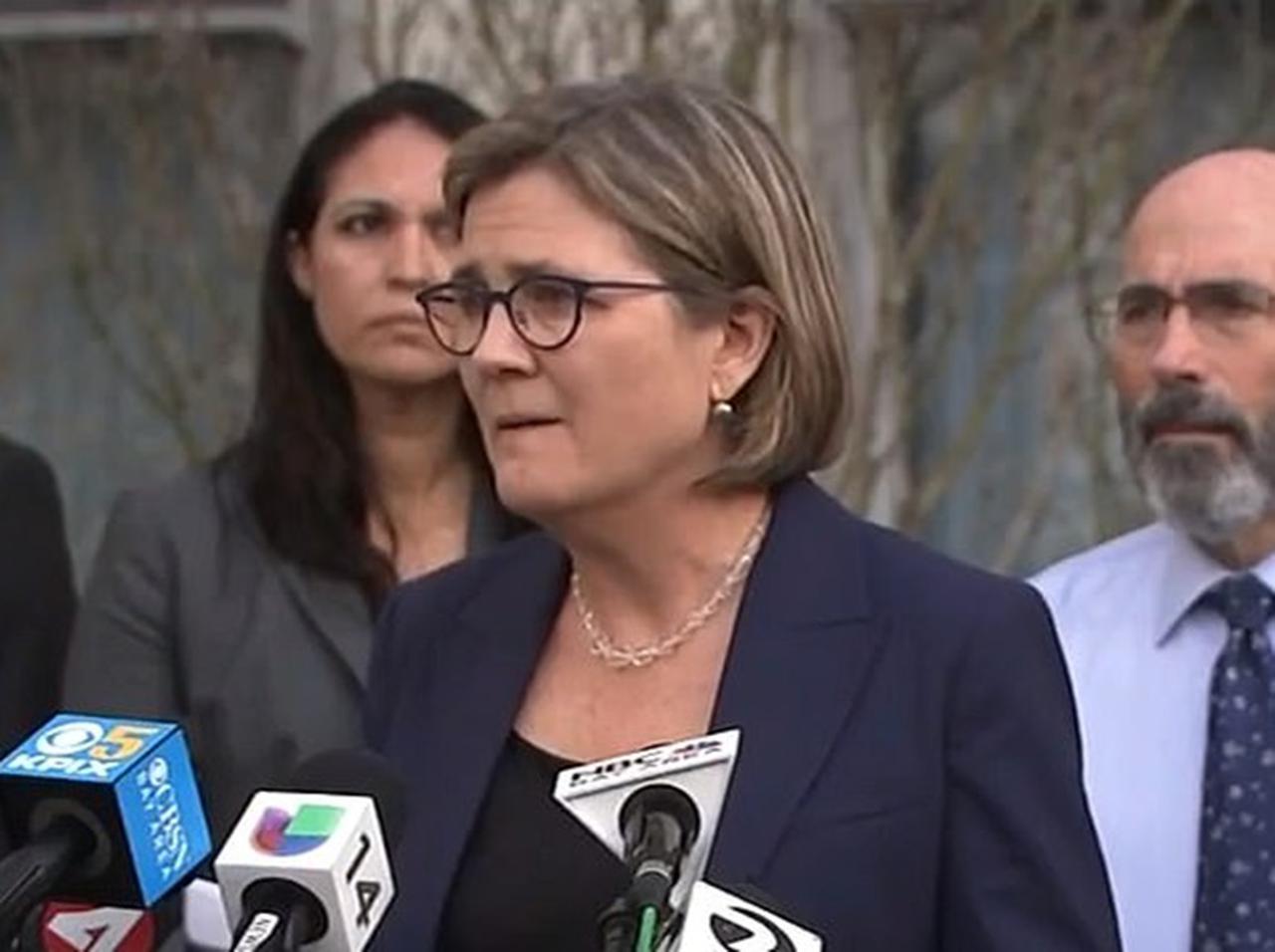 新型コロナ感染予防のため「顔を触らないでください」、その直後に健康当局職員が大失態