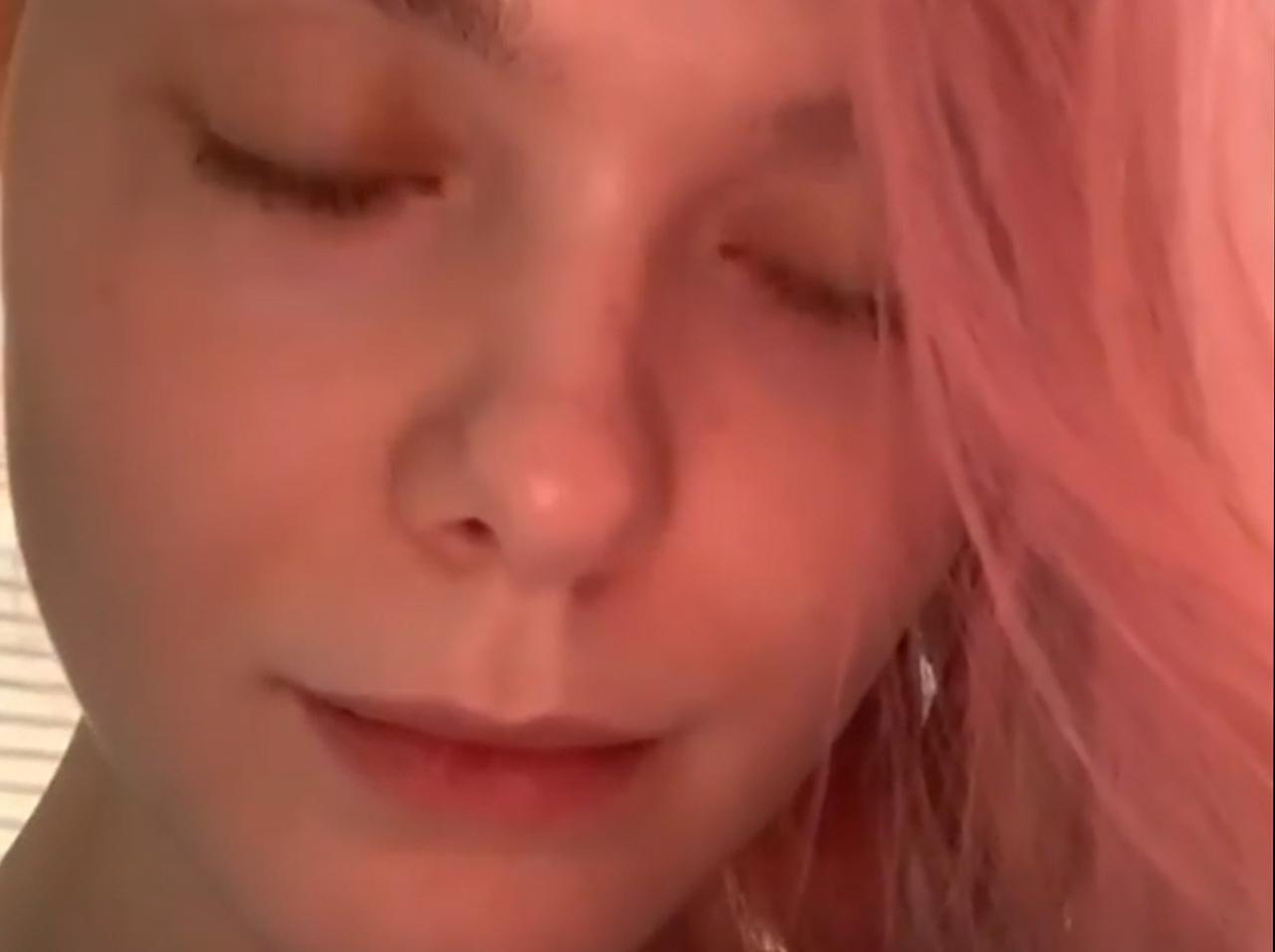 エル・ファニングがピンクヘアに、「妖精感」がハンパない