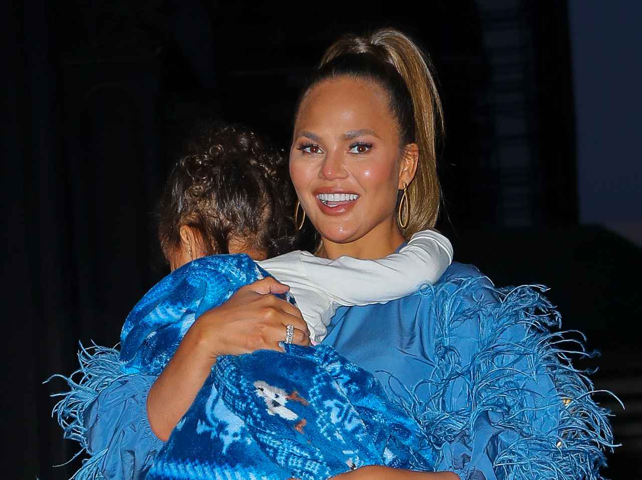 出産でお尻の穴まで裂けたクリッシー・テイゲン、新型コロナ検査に不服の大統領を批判