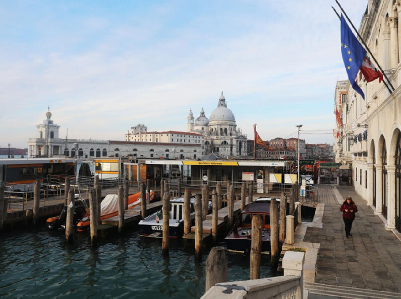 ベネチアの水が透明に、新型コロナによる外出禁止で水路に魚集まる