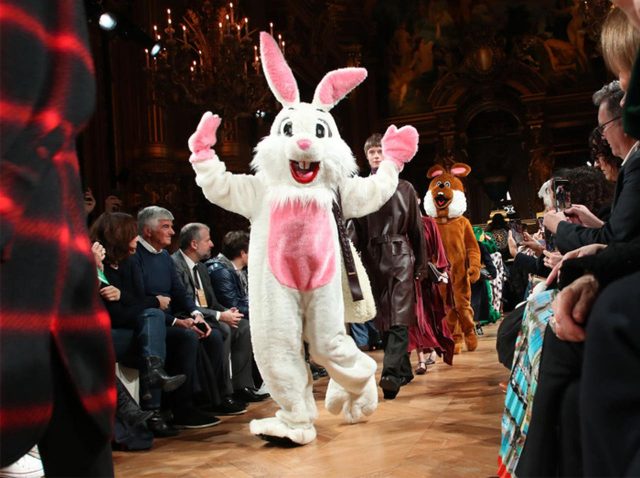 パリコレのランウェイに「着ぐるみ」が登場、陽気な動物たちが訴える切実な問題