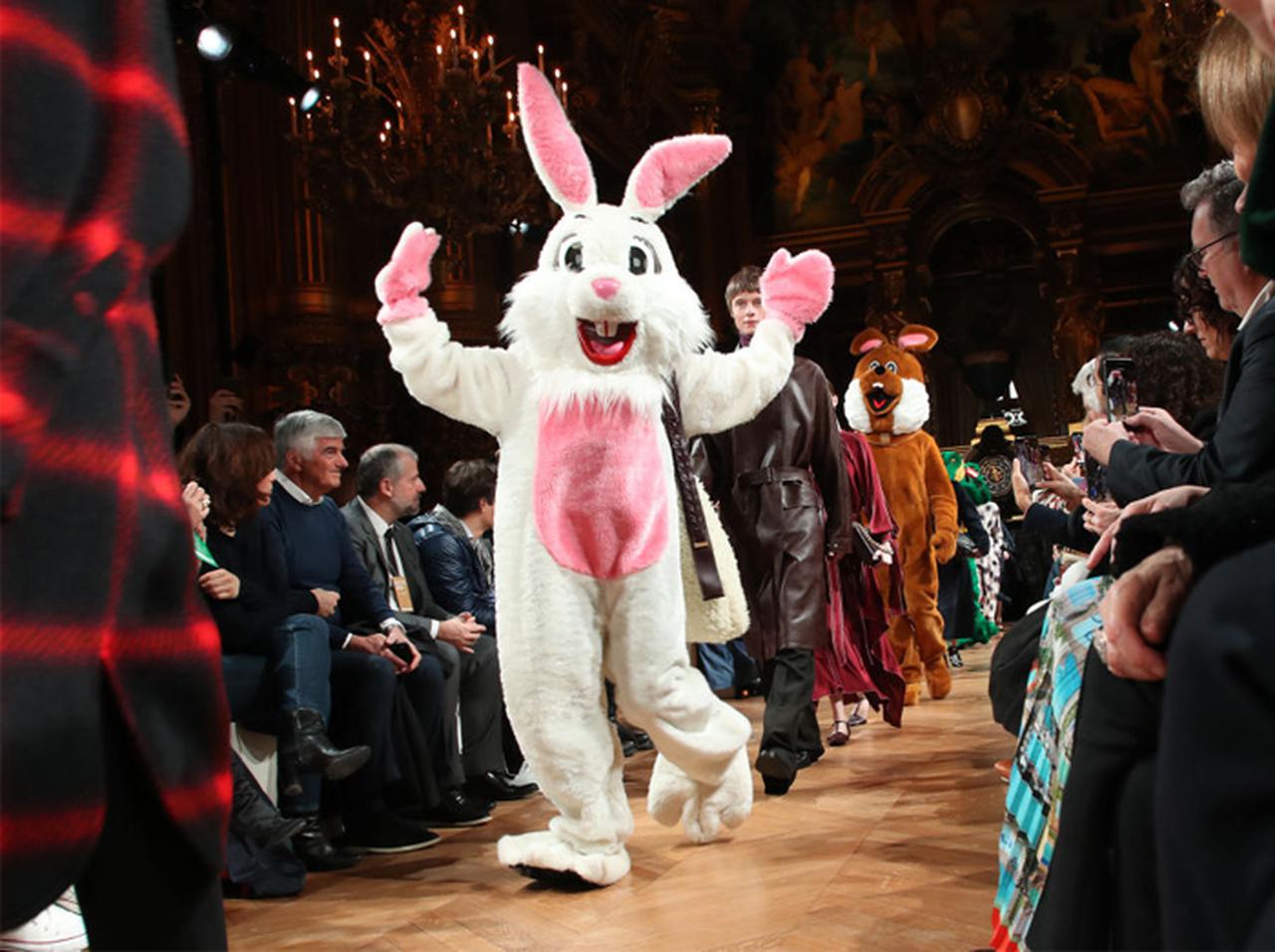 パリコレのランウェイに「着ぐるみ」が登場、陽気な動物たちが訴える切実な問題