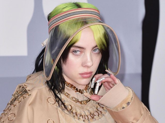 ビリー・アイリッシュが「ダボダボな服」を1枚ずつ脱ぎ捨て、肌を晒して伝えた事