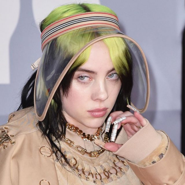 ビリー・アイリッシュが「ダボダボな服」を1枚ずつ脱ぎ捨て、肌を晒して伝えた事