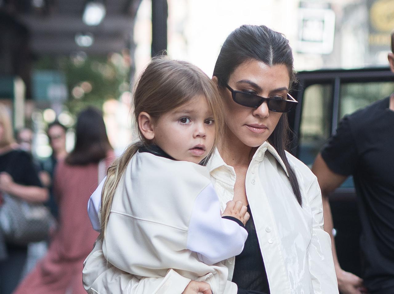 コートニー・カーダシアン5歳息子、休校中に「瞑想」しだした姿が可愛すぎる