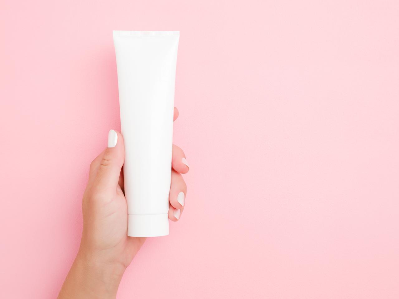 節約のつもりが実は損？「チューブ化粧品を切って使う」に潜むデメリット