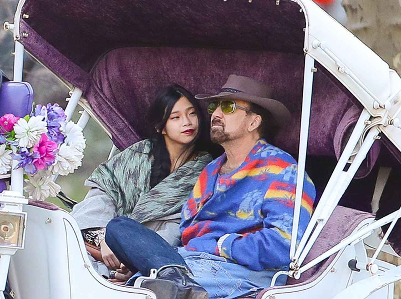 ニコラス・ケイジ、日本人の恋人とメルヘンチックな馬車デート