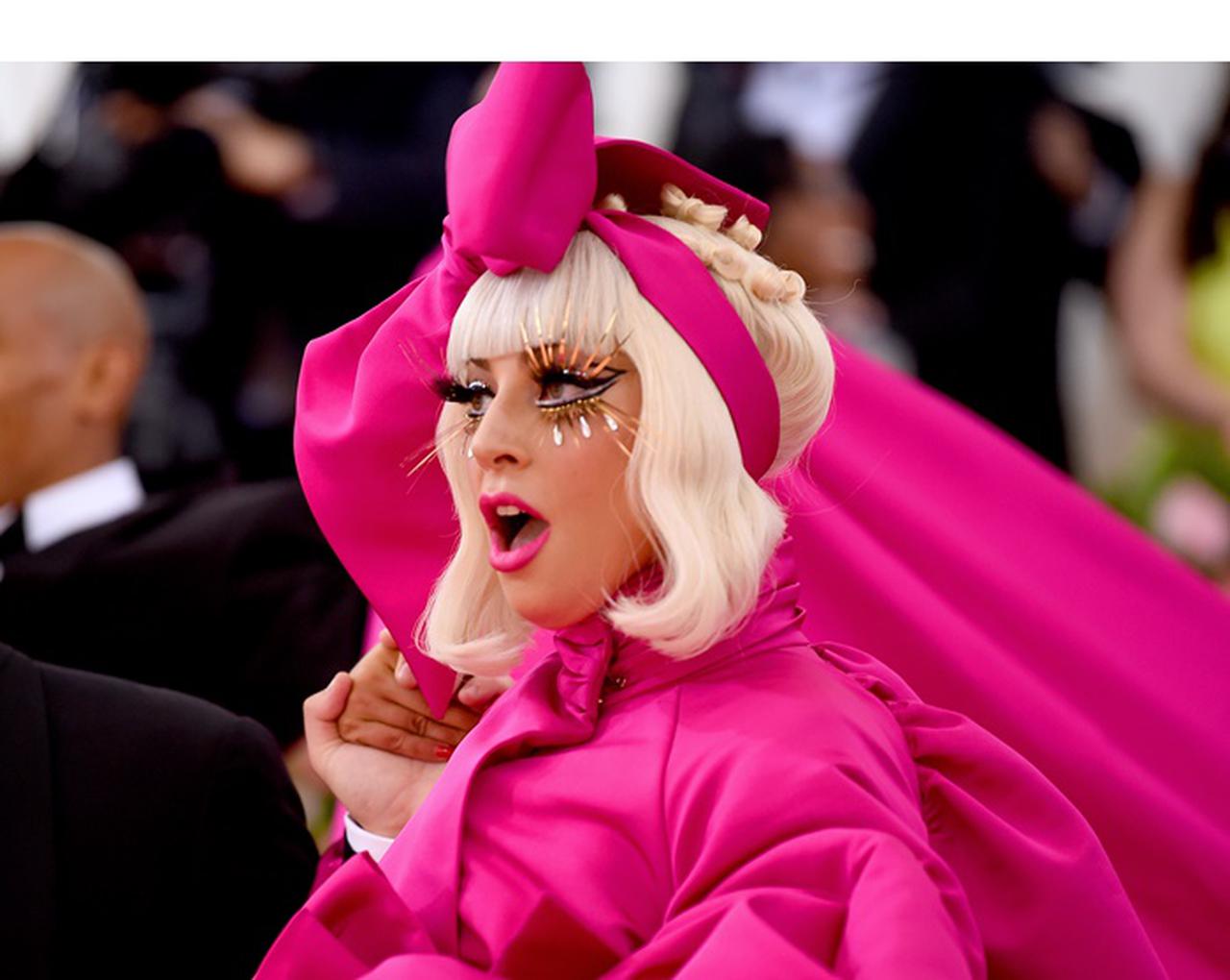 レディー・ガガ、ベンツに落書きしてそのままタコベルのドライブスルー