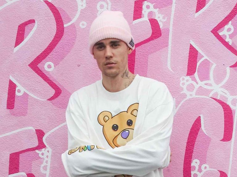 ジャスティン・ビーバー、「清潔感」あふれるウォールアートの前でポーズを決める