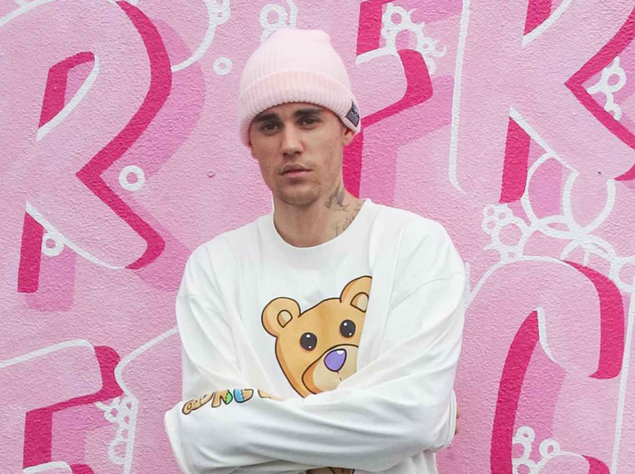 ジャスティン・ビーバー、「清潔感」あふれるウォールアートの前でポーズを決める