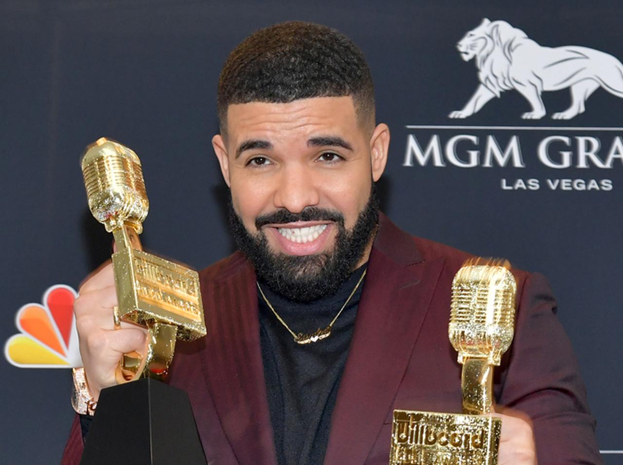 金髪＆ブルーアイ、ドレイクが“元隠し子”2歳息子の写真を初公開【コメント全訳】