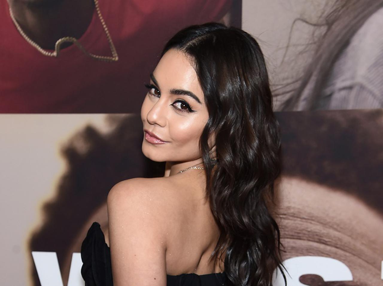 ヴァネッサ・ハジェンズ、新たに裸体のタトゥーをゲット