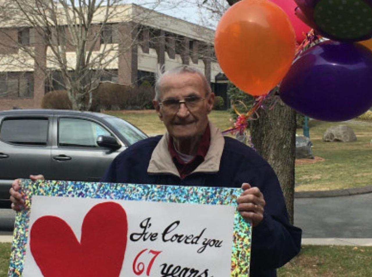 67回目の結婚記念日、新型コロナで会えない妻のために90歳夫がしたことが泣ける