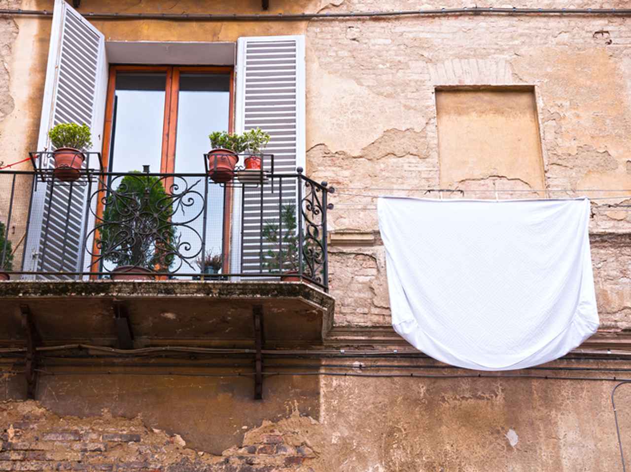 “コロナショック”直撃の欧米家庭の軒先に「白シーツ」、この意味とは？