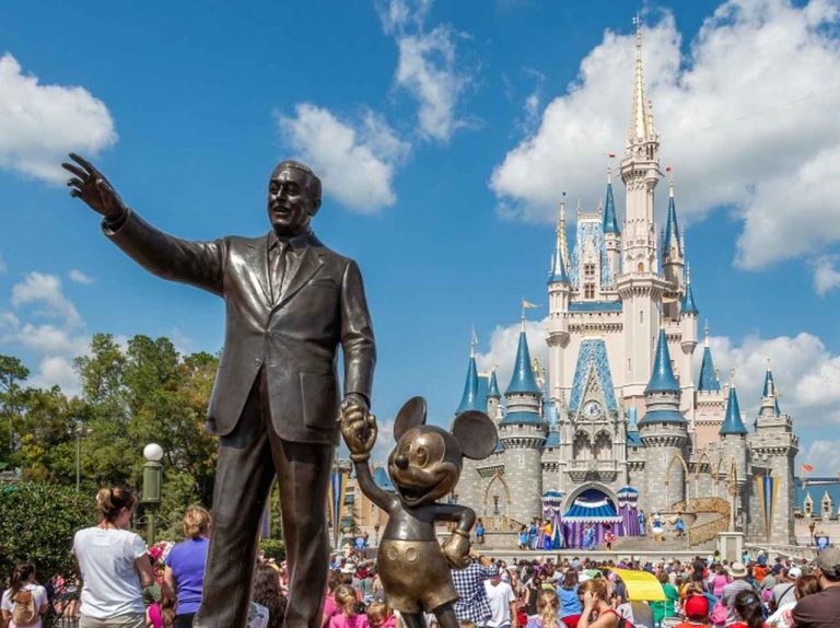 ディズニーランド、臨時休園中もパーク内に残る「住人」の近況を報告