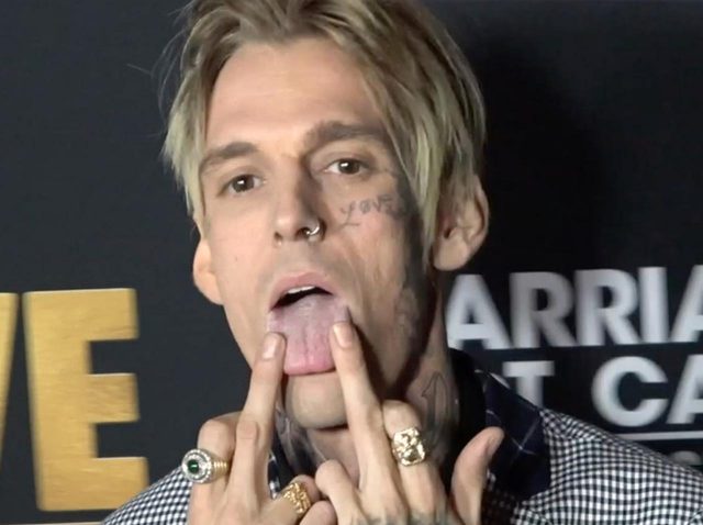 アーロン・カーター、付き合いたての彼女の名前を顔面タトゥー