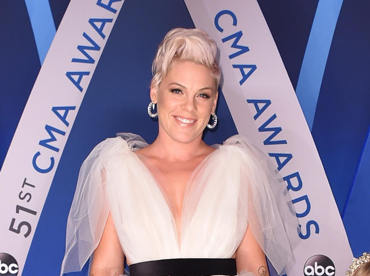 外出自粛で暇なら自分の髪を剃れば良い！ピンクがほぼ坊主のバズカット、似合いすぎる