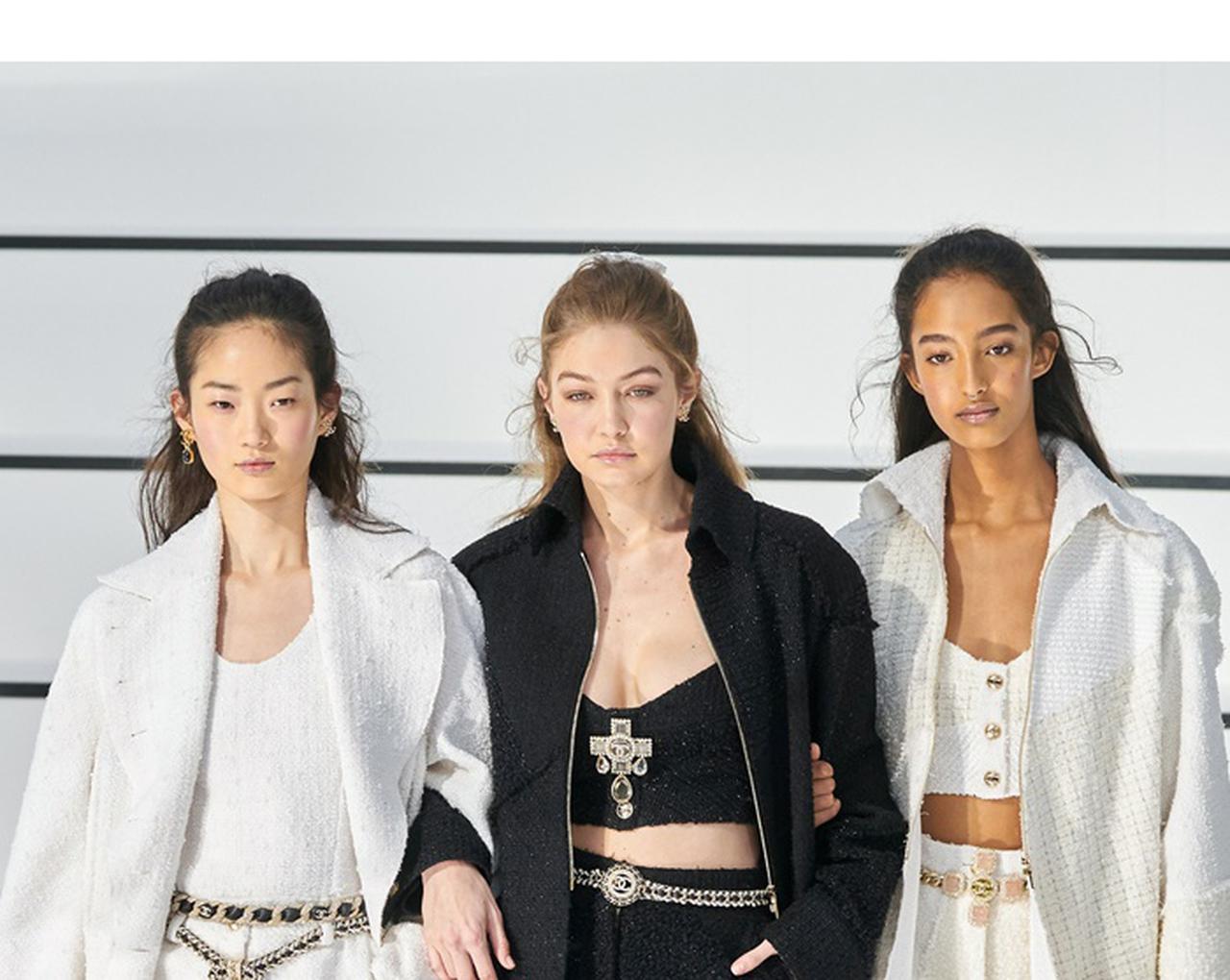 シャネルのショーで手作り”シャネルマスク”をした女性が時の人に