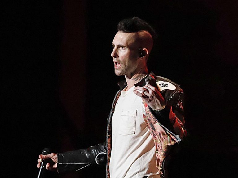 マルーン5、「プロ意識に欠ける」公演をアダム・レヴィーンが謝罪