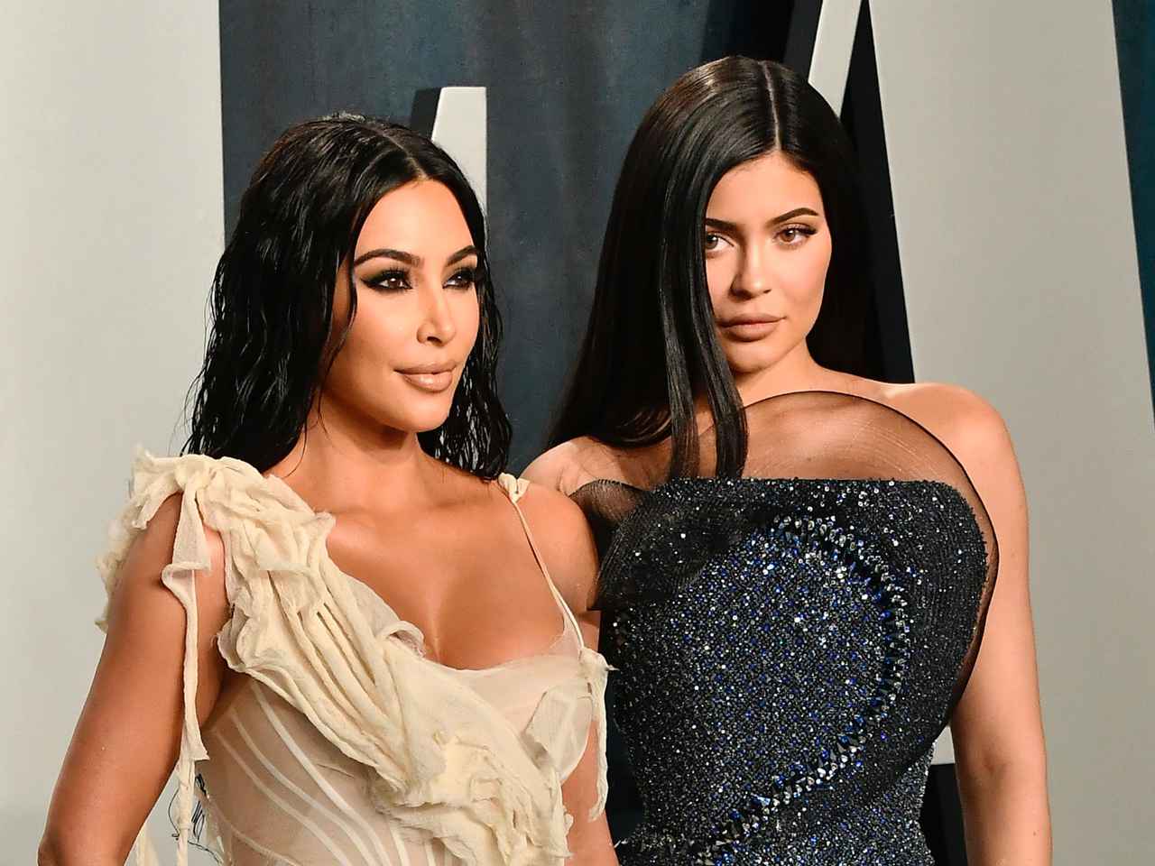 キム・カーダシアンとカイリー・ジェンナー、コスメ事業を一時ストップ
