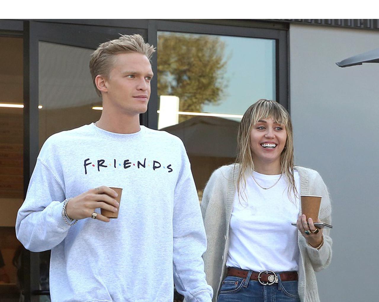 マイリー・サイラスが恋人コーディー・シンプソンと初のおソロいタトゥー、選んだデザインは？