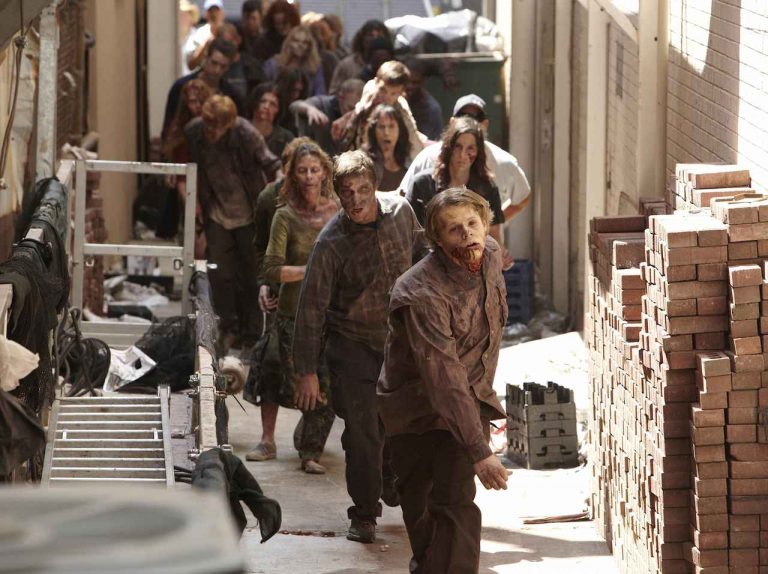 『ウォーキング・デッド』ゾンビ役が女性を「噛んで」逮捕、刑務所入りに