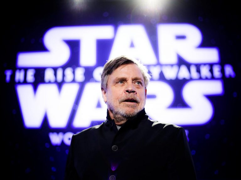 『スター・ウォーズ』の“義手”制作にマーク・ハミルが協力、11歳少女にプレゼント！