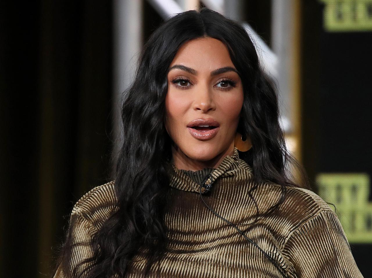 キム・カーダシアン、「学生時代の自分の顔」を見た反応が“あるある”すぎる