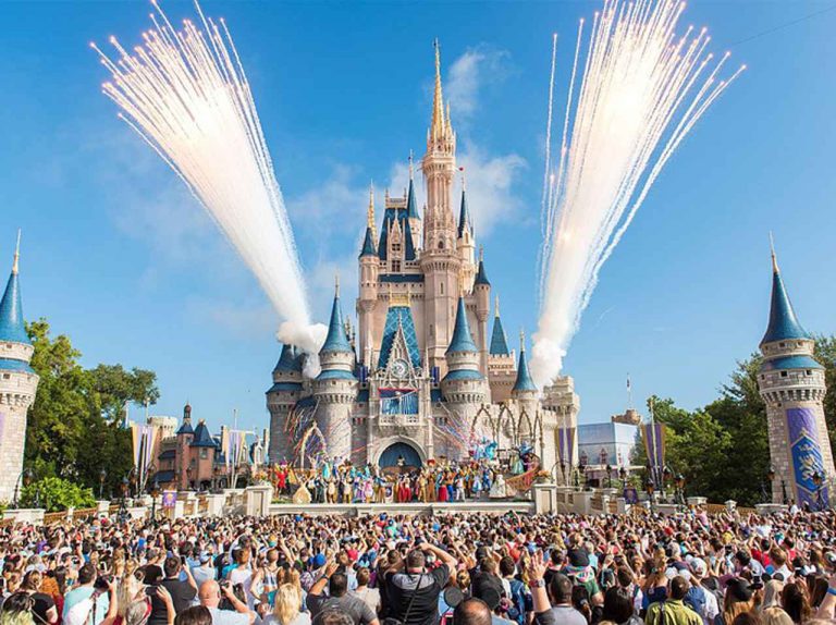 米ディズニー、新型コロナ休園前の「お別れパーティー」に創業者の孫が呆れ顔