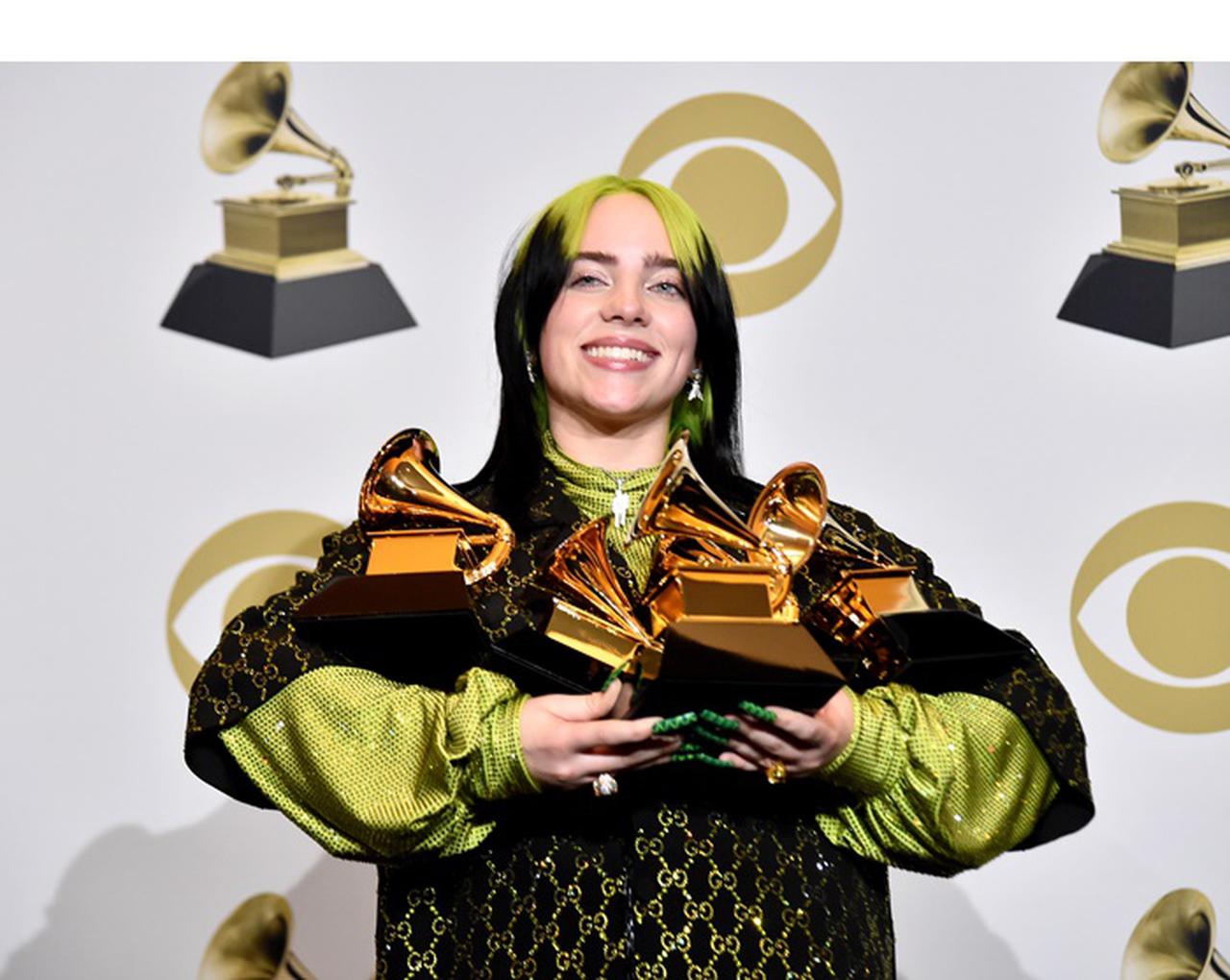 ビリー・アイリッシュ、大ヒットしたデビューアルバム1周年をお祝い