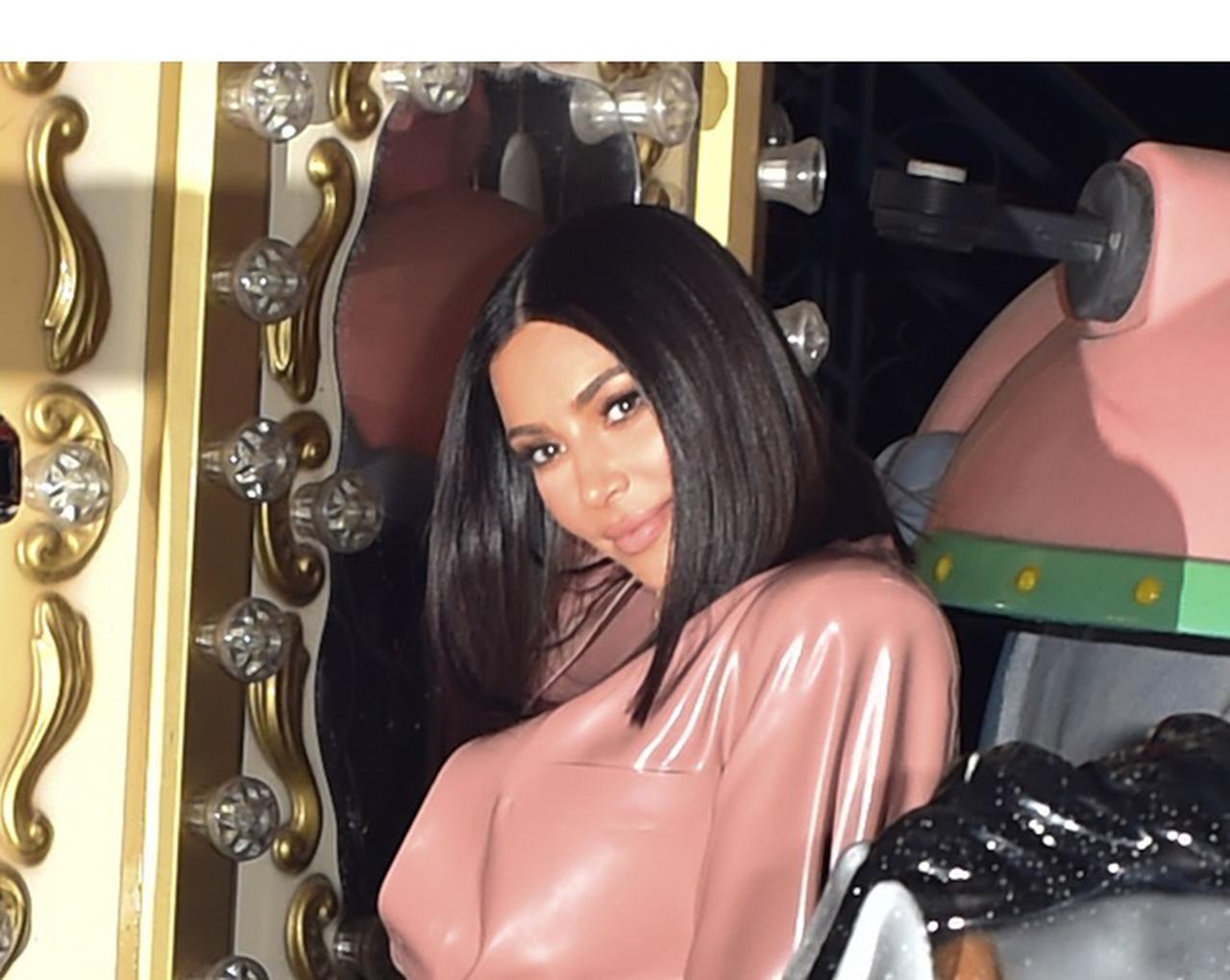 キム・カーダシアン、遊園地を訪れた時の格好がさすが