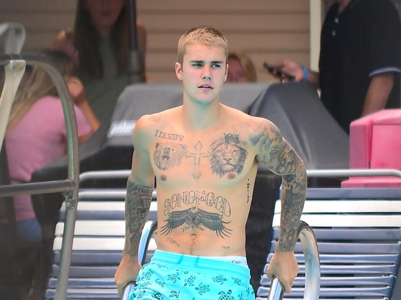 ジャスティン・ビーバー、ライブ配信中に「裸の女性」が映り込む破廉恥なハプニング