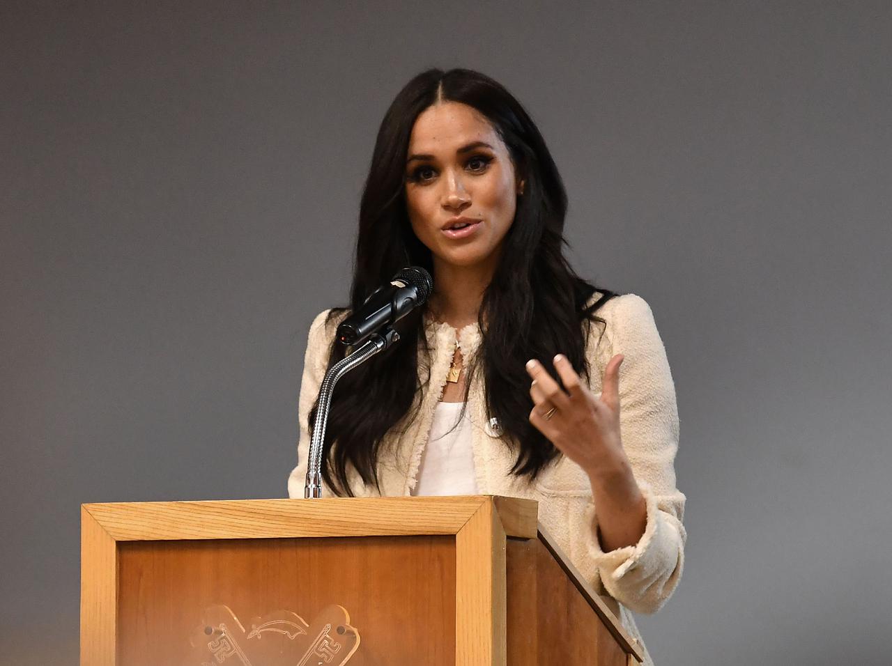 メーガン妃、男子生徒も女性のために一緒に闘うよう呼びかけ【国際女性デー】