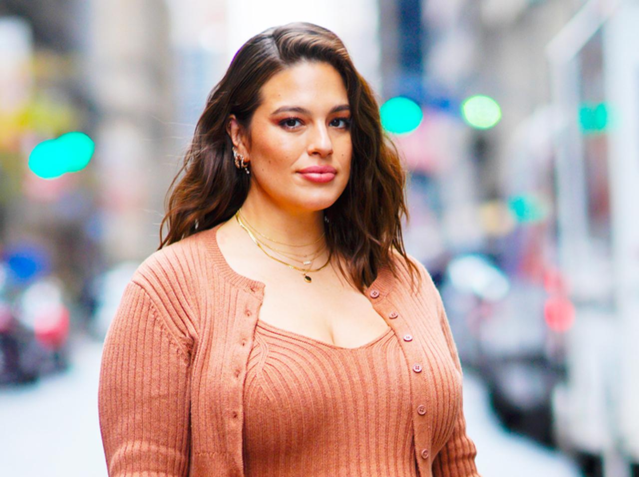 「これが最強の私の顔」アシュリー・グラハムが『出産中』の写真を公開