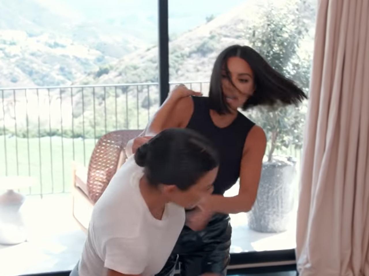 キム・カーダシアンとコートニーが殴り合いのケンカ、ケンダル・ジェンナーもブチ切れ