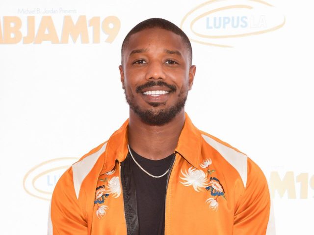 マイケル・B・ジョーダン、『ナルト疾風伝』とベイプのコラボTシャツでNBA観戦