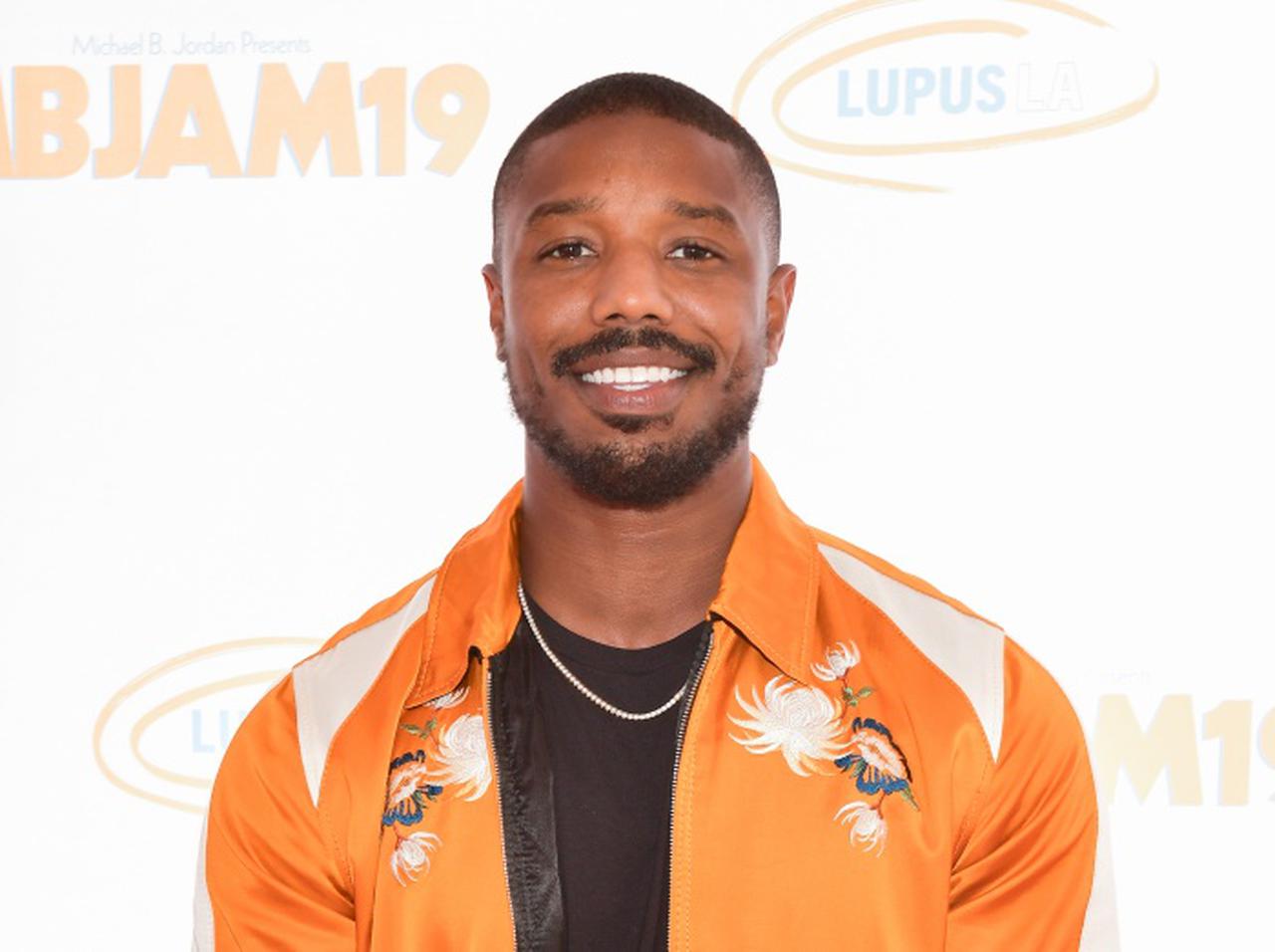 マイケル・B・ジョーダン、『ナルト疾風伝』とベイプのコラボTシャツでNBA観戦