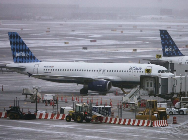 新型コロナウイルス陽性を申告しないで飛行機に乗った男性が永久追放