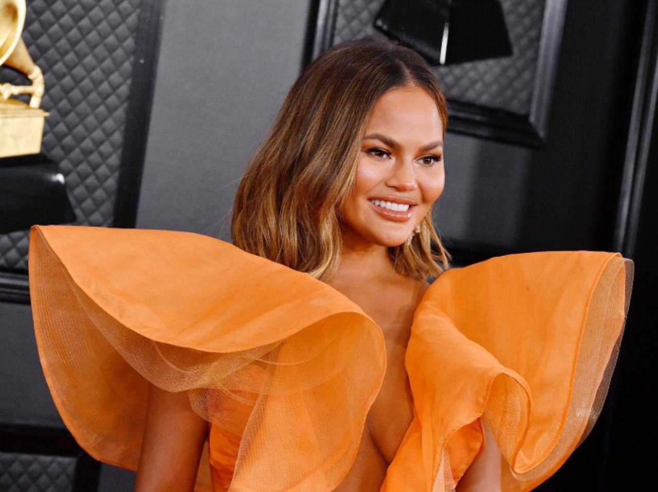 クリッシー・テイゲン、14年前に「豊胸手術」で入れたシリコンを除去したくてもできない理由