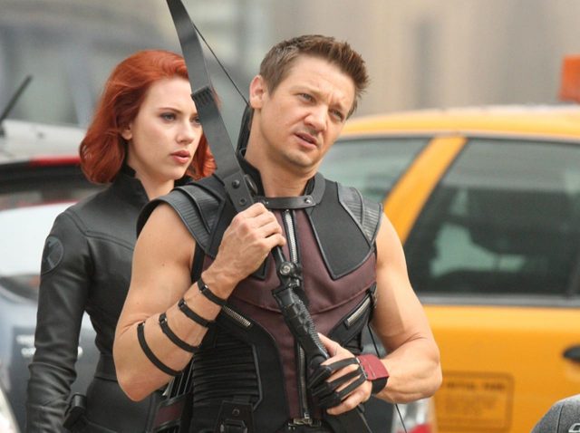 『アベンジャーズ』俳優ジェレミー、外出禁止中にヒマすぎて「ヒーローらしからぬ姿」に