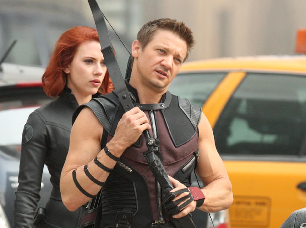 『アベンジャーズ』俳優ジェレミー、外出禁止中にヒマすぎて「ヒーローらしからぬ姿」に