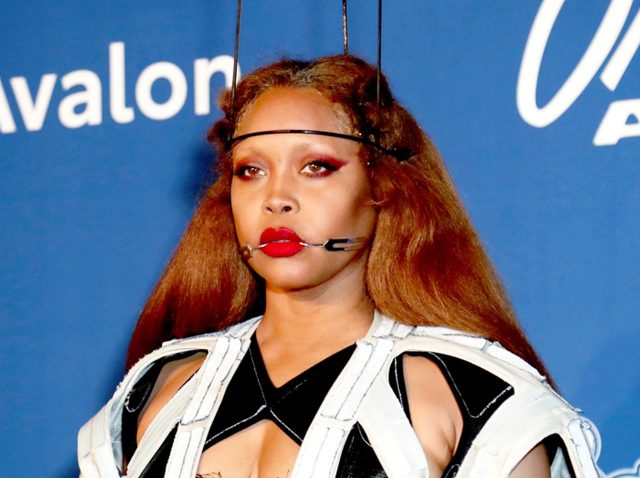 エリカ・バドゥ、「ルイ・ヴィトン仕様」の新型コロナ対策がぶっ飛んでいる