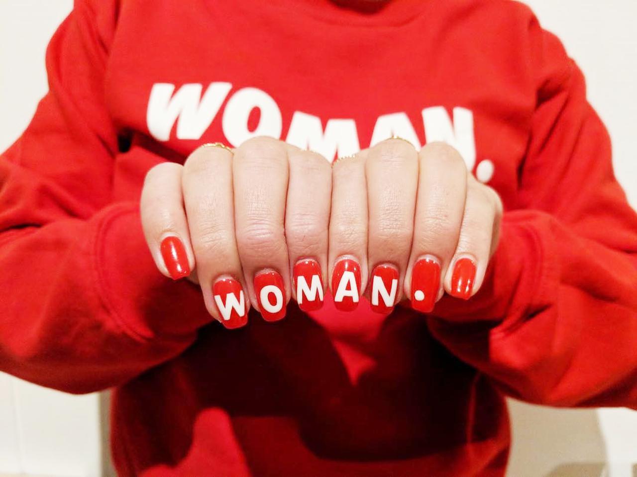 指先に勇気を!「フェミニスト・ネイル」で女性にエールを込めて