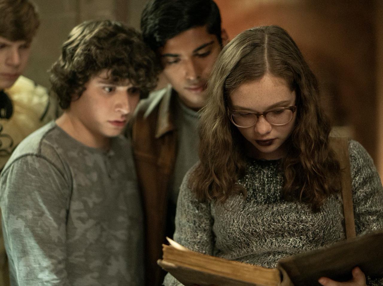 【独占】注目のホラー映画『スケアリーストーリーズ』のゾクっとする本編映像を公開!ブレイク必至の主役3人もご紹介