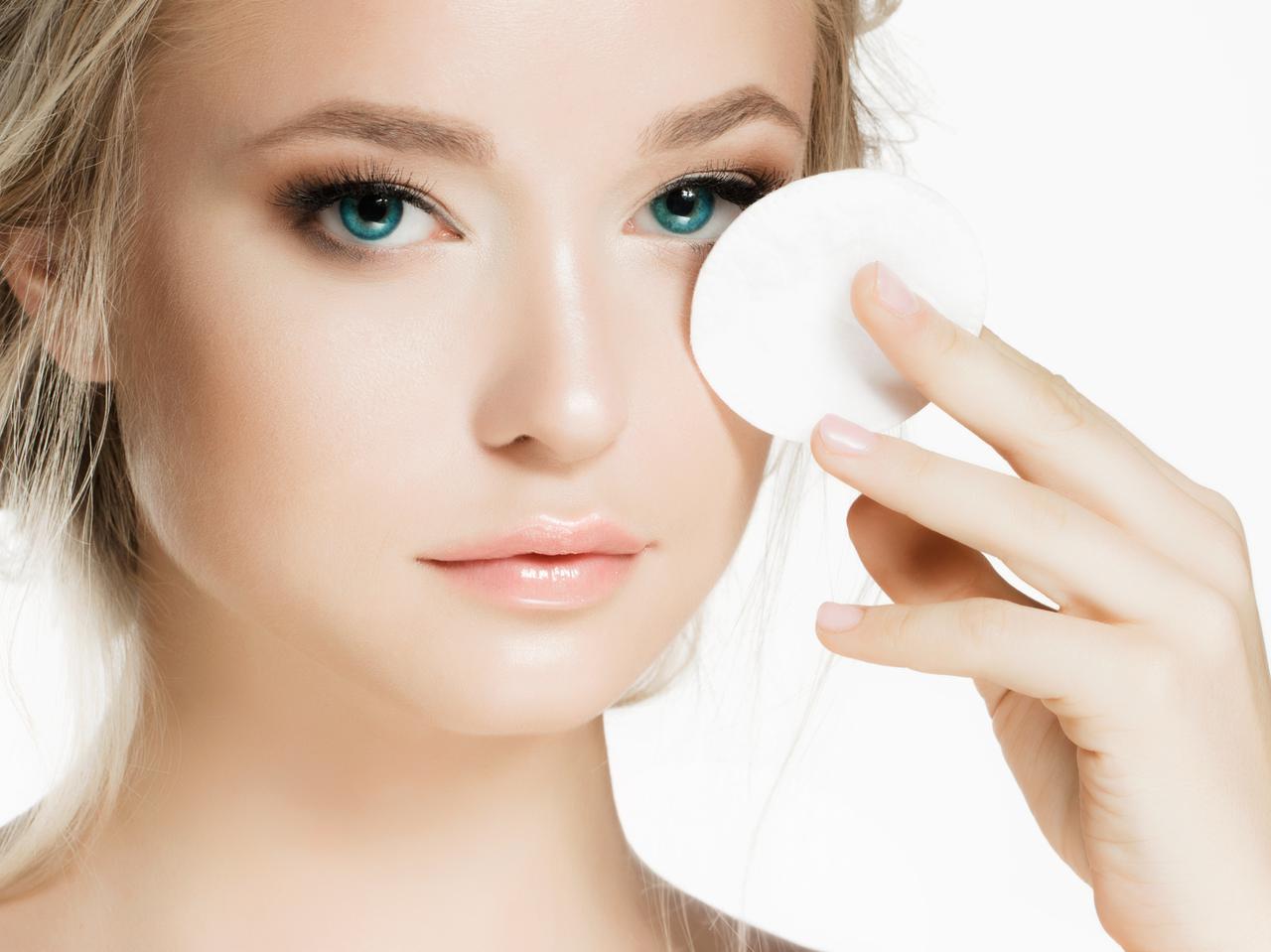 毛穴をキュッと引き締め！「収れん化粧水」の嬉しい美肌効果とオススメの使い方