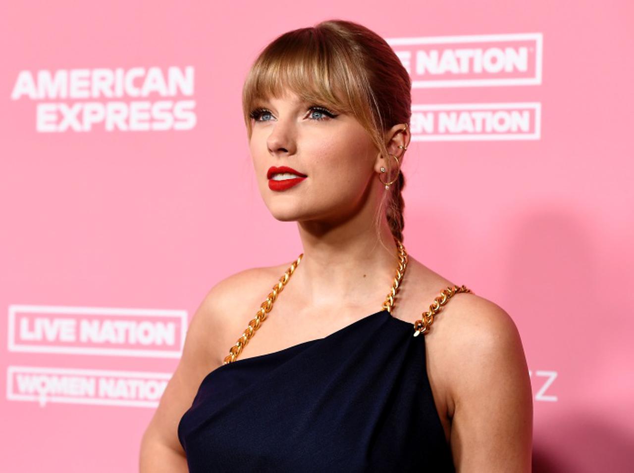 テイラー・スウィフト、地元の小売店の従業員の「給料」と「保険料」を肩代わり