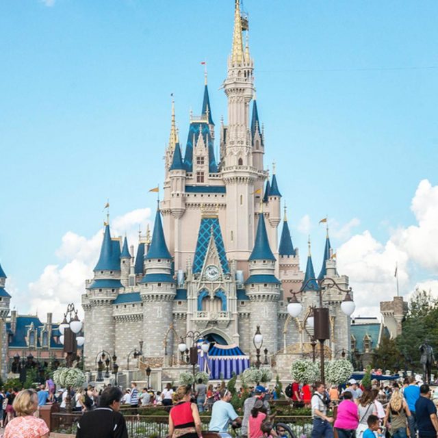 ディズニーランド、「人気アトラクション」の一部がセレブの自宅に出現し騒然