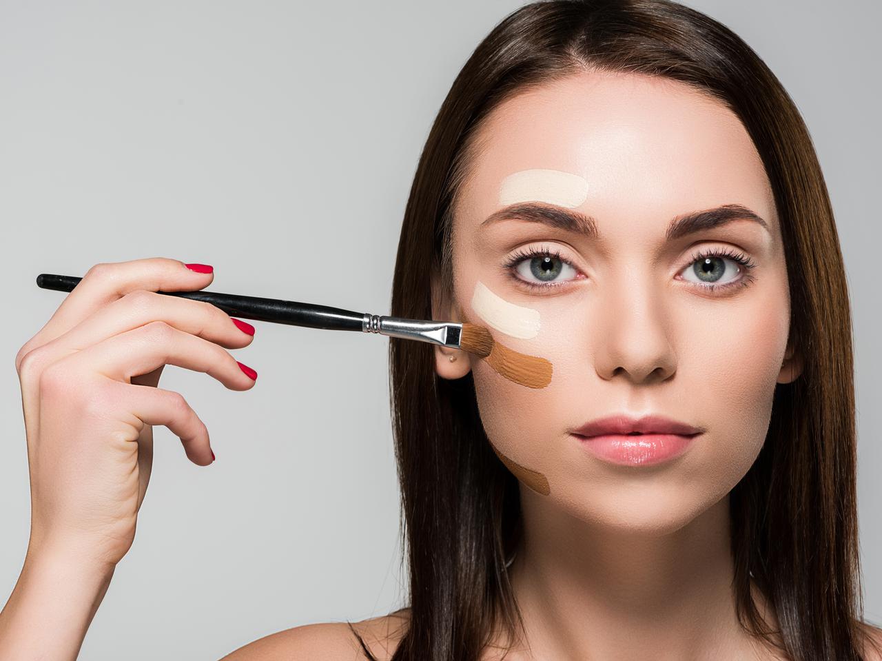 ファンデとコンシーラー、どっちが先?美肌に仕上がる「正しい順番」をプロが紹介