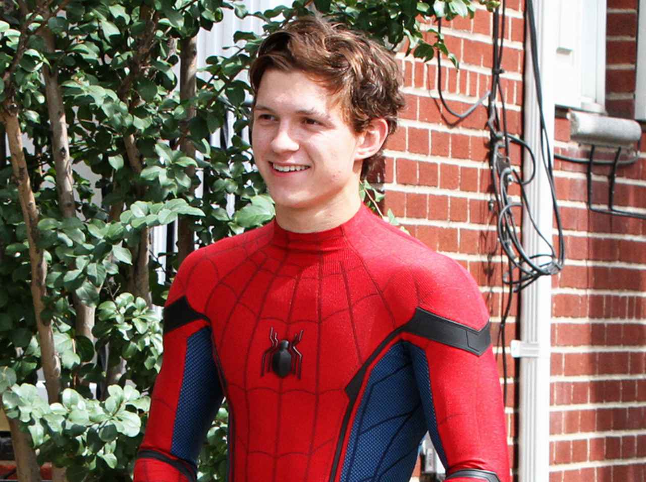 トム・ホランド、家にある物で「簡易版スパイダーマン」に変身!子供たちに神対応