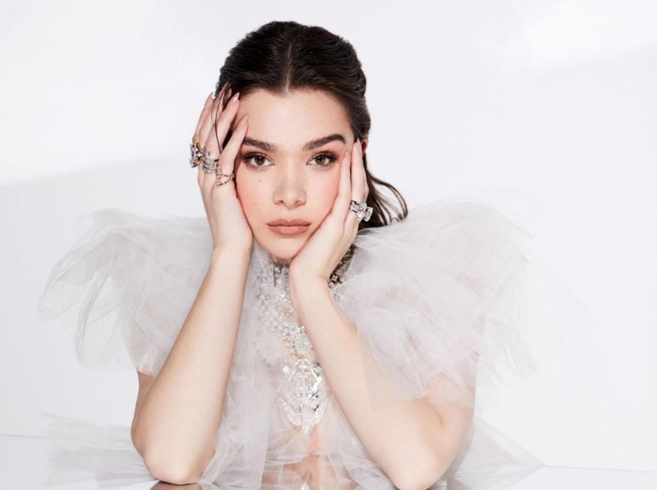 ヘイリー・スタインフェルド、待望のEP『Half Written Story』を5月8日にリリース